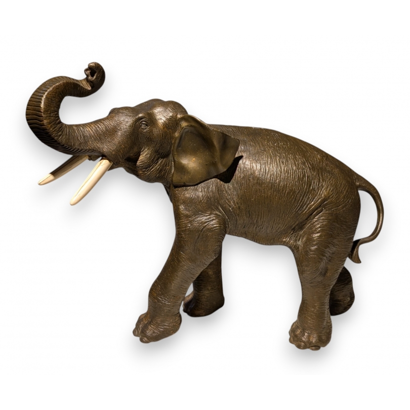Eléphant en bronze défenses en ivoire