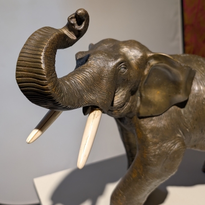 Eléphant en bronze défenses en ivoire