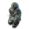 Statue Inuit pêcheur accroupi