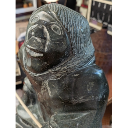 Statue Inuit pêcheur accroupi