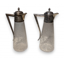 Paire de carafes en verre gravé et argent
