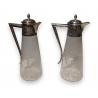 Paire de carafes en verre gravé et argent