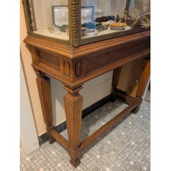 Vitrina de estilo Luis XVI en Moinat SA - Antigüedades y decoración