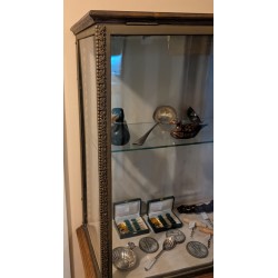 Vitrina de estilo Luis XVI en Moinat SA - Antigüedades y decoración