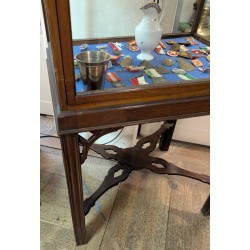 Par de vitrinas de estilo eduardiano. En  Moinat SA  - Antigüedades y decoración