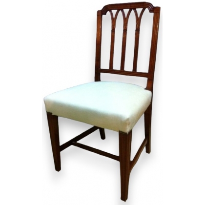 Chaise anglaise couverte de tissu beige