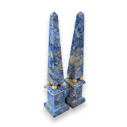 Paire d\'obélisques en marbre bleu