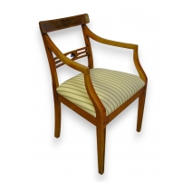 Fauteuil en bois d'if recouvert de tissu