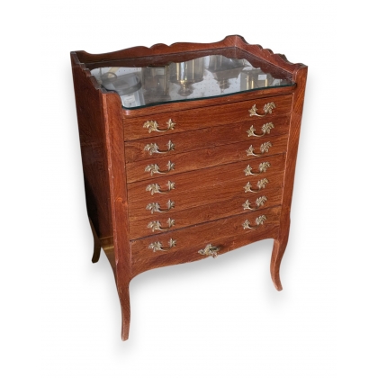 Ménagère ERCUIS dans son cabinet
