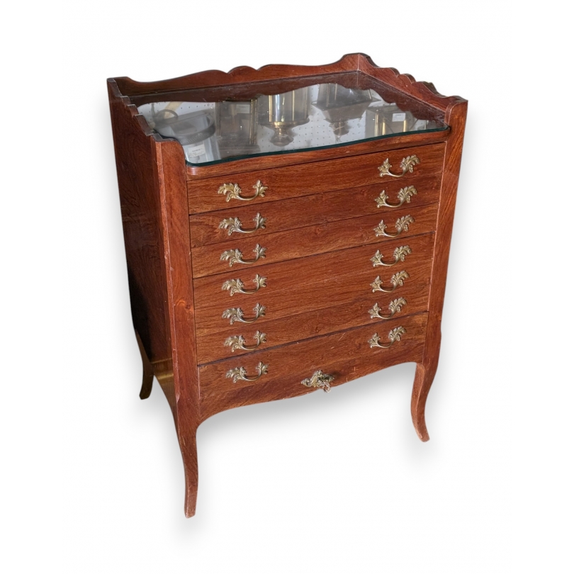 Ménagère ERCUIS dans son cabinet