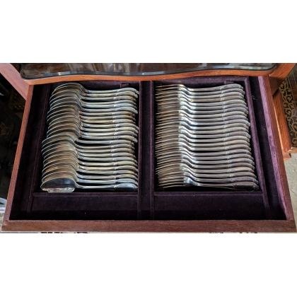 Ménagère ERCUIS dans son cabinet