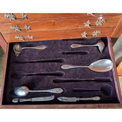 Ménagère ERCUIS dans son cabinet