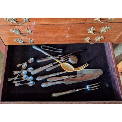 Ménagère ERCUIS dans son cabinet
