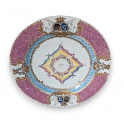 Assiette armoriée en porcelaine famille rose