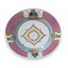 Assiette armoriée en porcelaine famille rose