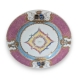Assiette armoriée en porcelaine famille rose