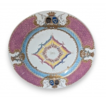 Assiette armoriée en porcelaine famille rose