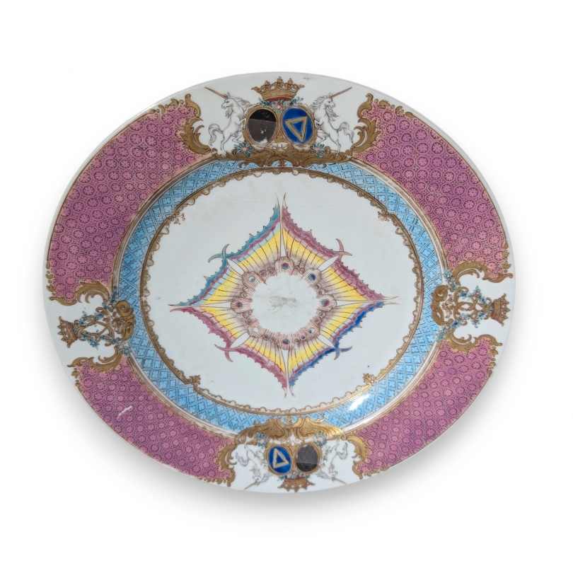 Assiette armoriée en porcelaine famille rose
