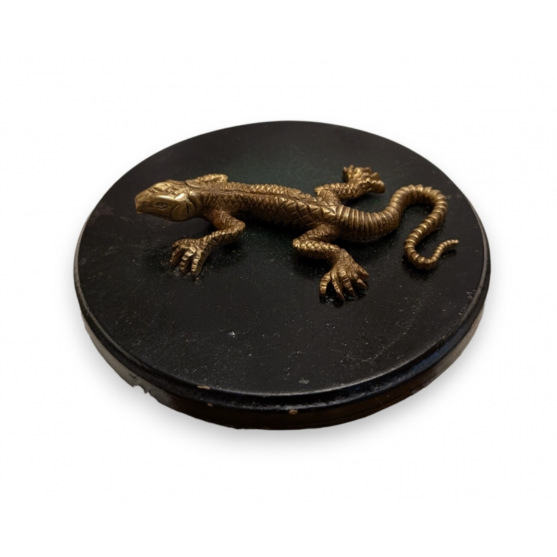 Lézard en bronze sur une plaque en fonte noire