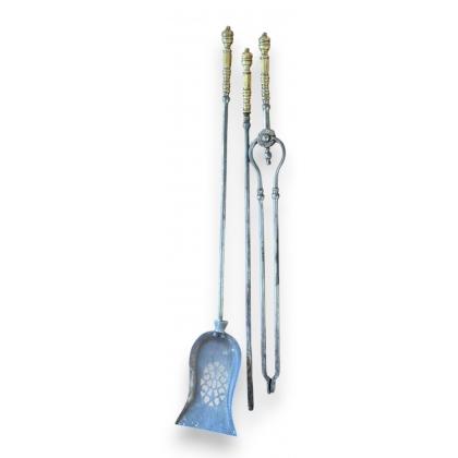 Lot d\'outils de cheminée en bronze et fer