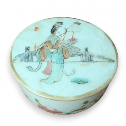 Boite ronde en porcelaine \"Femme\"