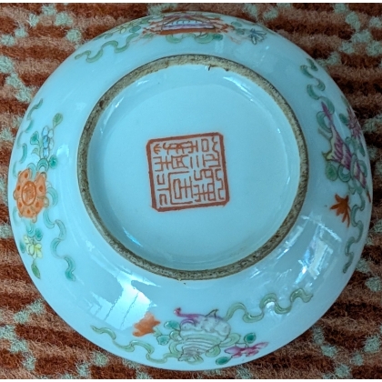Boite ronde en porcelaine \"Vases de fleurs\"