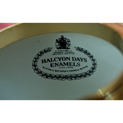 Oeuf en émail de Halcyon days \"Lapins\"