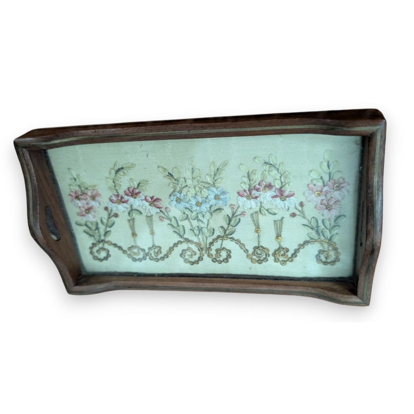 Petit plateau en bois et broderie
