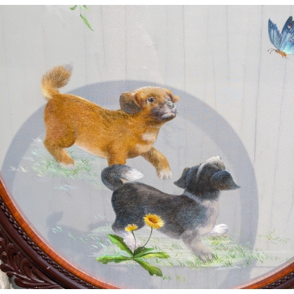 Ecran en soie brodée Chiens