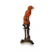 Chien en corail sculpté, socle en argent