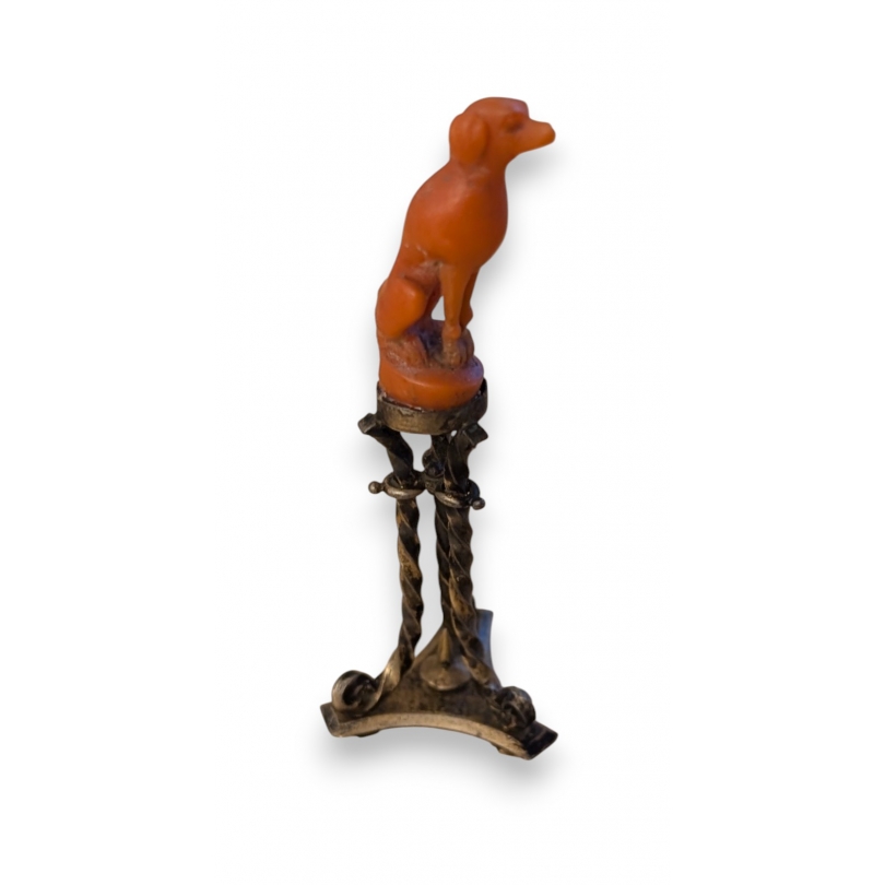 Chien en corail sculpté, socle en argent