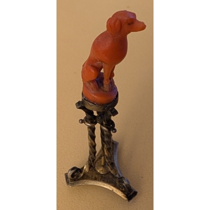 Chien en corail sculpté, socle en argent
