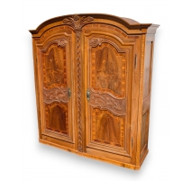 Armoire fribourgeoise richement sculptée