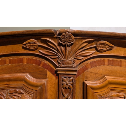 Armoire fribourgeoise richement sculptée