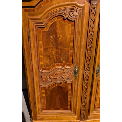 Armoire fribourgeoise richement sculptée