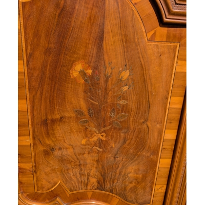 Armoire fribourgeoise richement sculptée