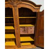 Armoire fribourgeoise richement sculptée