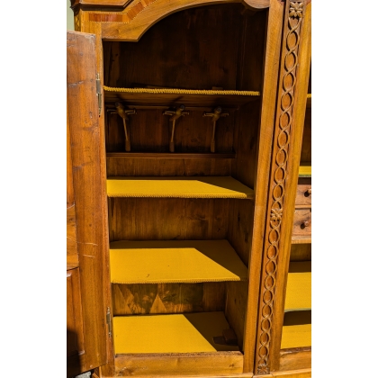 Armoire fribourgeoise richement sculptée