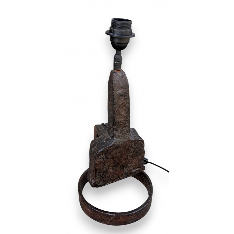 Lampe soc de charrue brutaliste en fer forgé