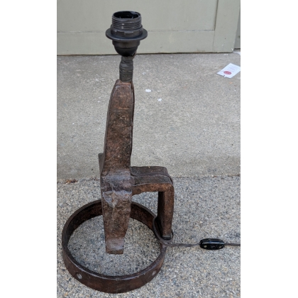 Lampe soc de charrue brutaliste en fer forgé