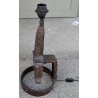 Lampe soc de charrue brutaliste en fer forgé