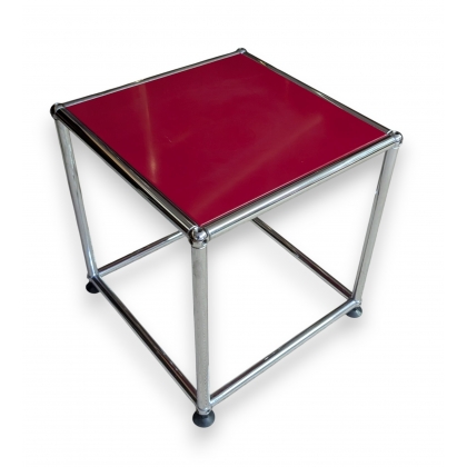 Petite table d\'appoint USM rouge