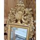 Miroir doré fronton urne de fleurs