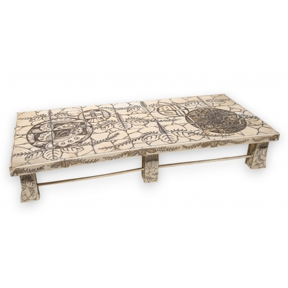 Petite table d\'autel en ivoire décor gravé