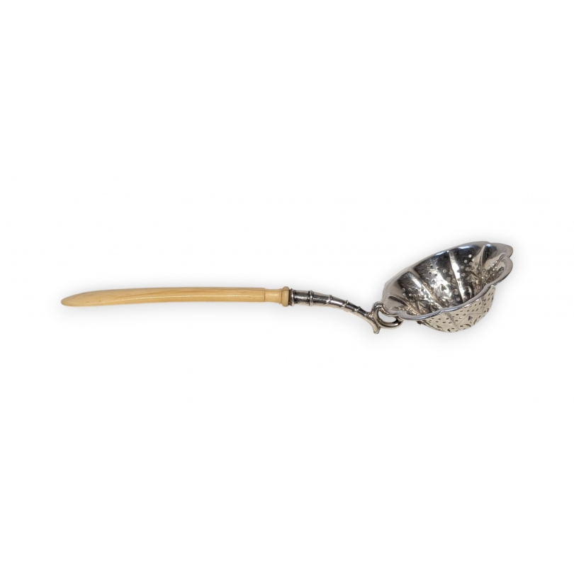 Cuillère à saupoudrer en argent et ivoire