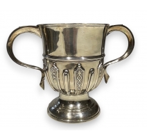 Coupe à anses en argent