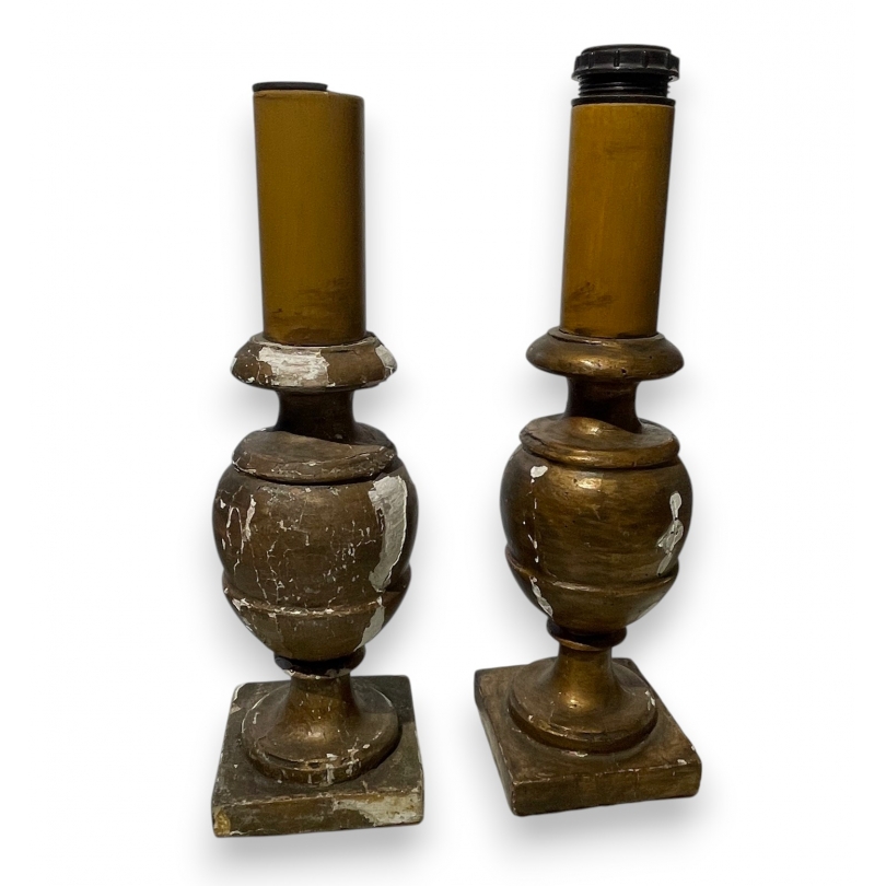 Paire de lampes Urne en bois doré