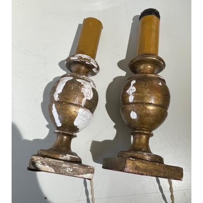 Paire de lampes Urne en bois doré