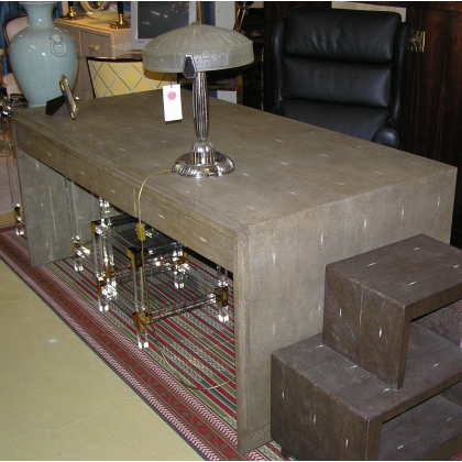  Bureau en galuchat "Mink" sur  Moinat SA  - Antiquités décoration
