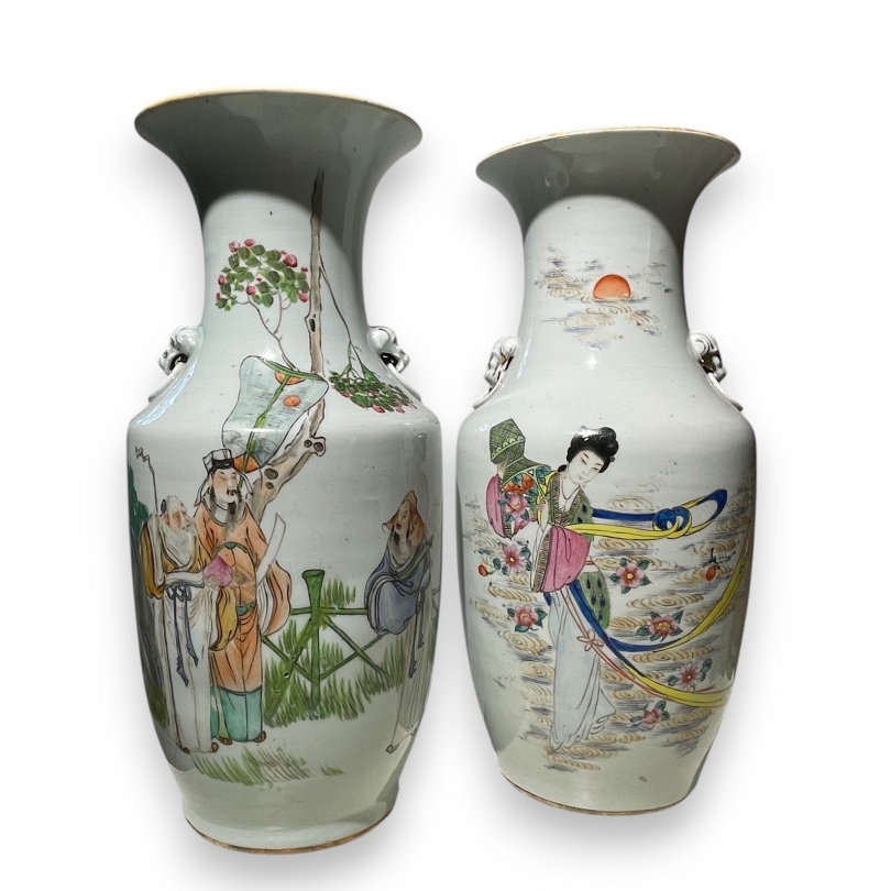 Paire de vases décor personnages